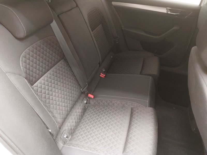 Škoda Superb Kombi 2.0 TDI automatik Ambition • el. peta vrata • Full LED — 22