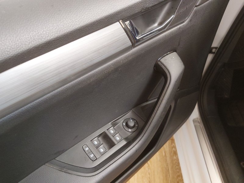Škoda Superb Kombi 2.0 TDI automatik Ambition • el. peta vrata • Full LED — 5