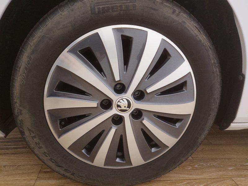Škoda Superb Kombi 2.0 TDI automatik Ambition • el. peta vrata • Full LED — 9