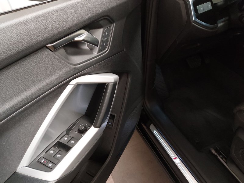 Audi Q3 2.0 TDI automatik S line • Full LED • 4x4 — 5
