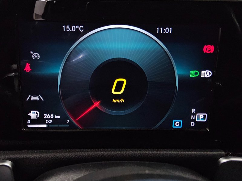 Mercedes-Benz GLB 200 d automatik AMG Line • LED — 8