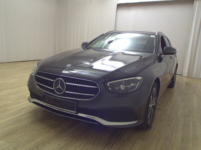 Mercedes-Benz E 300 de karavan automatik • bežično punjenje • ACC — 2