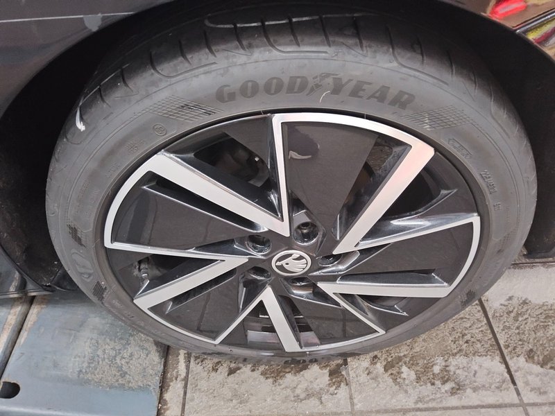 Škoda Octavia Combi 2.0 TDI SportLine automatik • HUD • ACC — 11